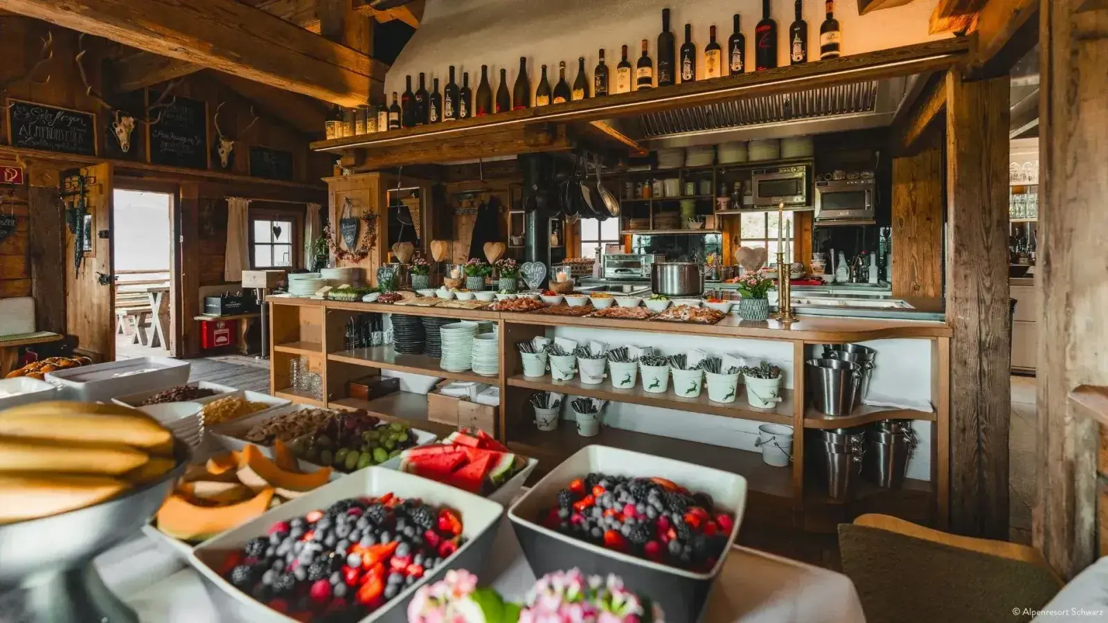 Reichhaltiges Almfrühstücks-Buffet mit frischem Obst und Beeren in der Holzstube der Stöttlalm